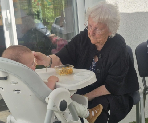 Le partenariat avec la micro crèche de Bretteville sur Laize, un beau moment de partage entre générations