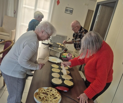 La confection de crêpes à l'EHPAD