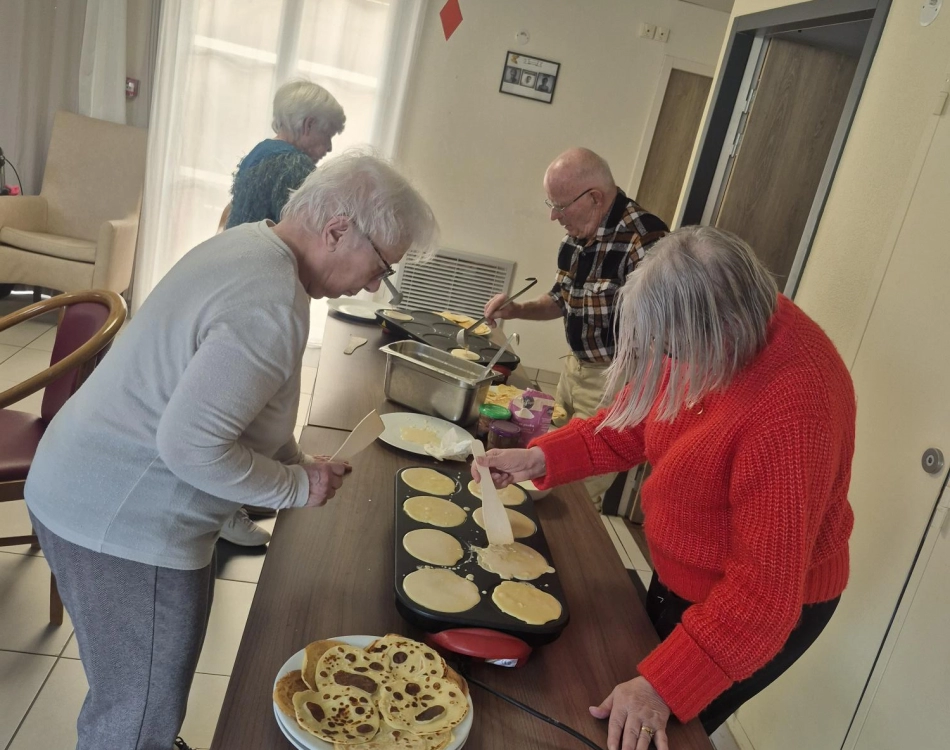 La confection de crêpes à l'EHPAD