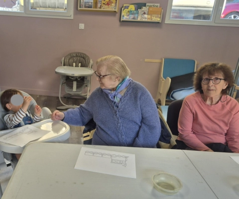 Le partenariat avec la micro crèche de Bretteville sur Laize, un beau moment de partage entre générations