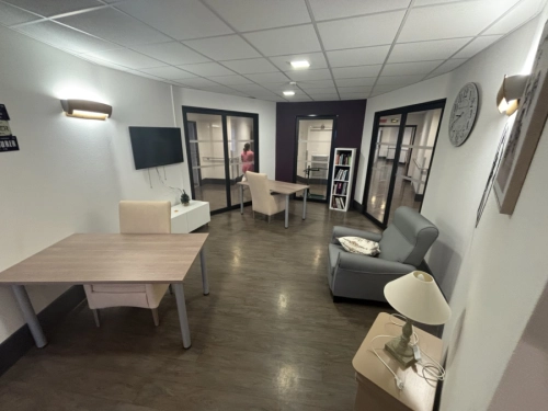 Salon détente pour personnes âgées dans un établissement spécialisé à Caen